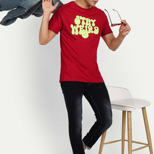 Camiseta informal para hombre con estampado en relieve, hecha con una mezcla de algodón premium, material transpirable y un diseño de estampado en relieve llamativo. - Product Image 5