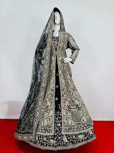 Exquisito Lehenga de Terciopelo con Intrincados Adornos de Pedrería Jarkan, Estilo Nupcial Indio-Pakistaní, Diseños Lujosos - Product Image 3