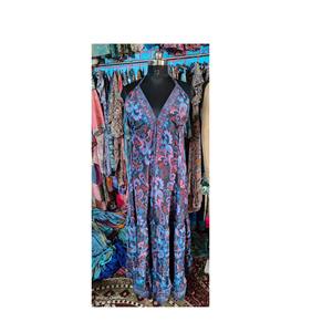 Vestido maxi casual de mujer con corte en A, cuello halter cruzado, sin mangas, bordado a cuadros, espalda descubierta, diseño fluido, ideal para fiestas de primavera y verano. - Product Image 1