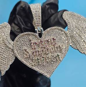 จี้รูปหัวใจปีกนางฟ้าประดับเพชรโมอิสซาไนต์แบบกำหนดเอง จี้สลักชื่อ จี้ฮิปฮอป จี้แฟชั่นแร็ปเปอร์ จี้บลิงๆ - Product Image 3