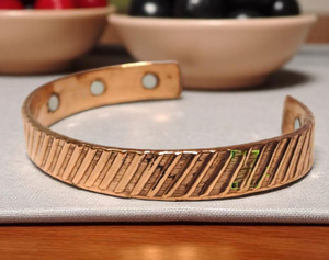 Bracelet manchette ouvert en cuivre pur, style vintage, gravé avec des lignes verticales texturées, motif lignes parallèles sculptées, finition antique - Product Image 5