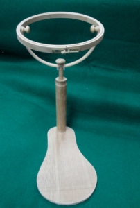 Aro de madera con esquinas redondeadas NF0005 con soporte, soporte de madera para aros con anillo ajustable para uso en bordados y manualidades. - Product Image 3