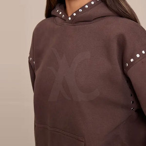 Sudadera con Capucha Unisex Personalizada con Tachuelas, Sudadera Cómoda de Forro Polar con Diseño Decorativo de Tachuelas, Ropa Urbana Moderna - Product Image 6