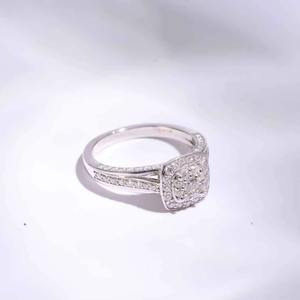 Bague en Moissanite Diamantée Or Blanc Qualité Export avec Halo Radiant, Idéale pour Fêtes, Anniversaires et Cadeaux – Disponible à la Vente - Product Image 4