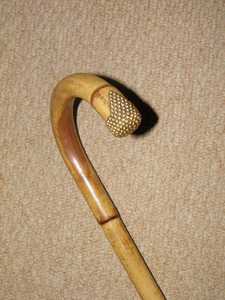 Bastón de Madera Ecológico Pulido a Mano con Mango de Latón, Artículo Artesanal Natural - Product Image 3