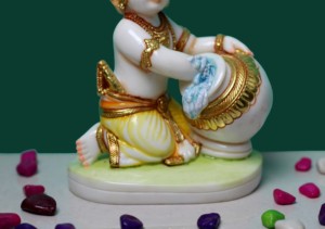 Estatua Artesanal de Resina con Polvo de Mármol de Laddu Gopal Krishna |   Figuras Hechas a Mano para Decoración de Mesa |   Decoración Espiritual y para el Hogar - Product Image 3