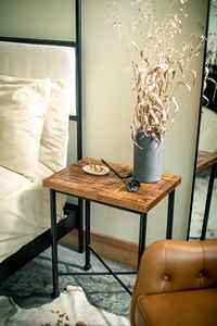 Table de Chevet Premium 2026 en Fer avec Plateau en Chêne Massif, Faite à la Main, Style Rustique Moderne pour Chambre et Salon - Product Image 4