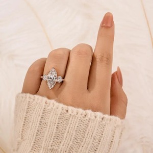 Bague de fiançailles élégante en argent sterling 925 plaqué or blanc et rose, sertie de trois pierres de moissanite taille marquise pour femme - Product Image 1