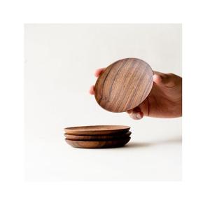 Magnifique dessous-de-verre en bois poli au design classique pour table, idéal pour les maisons et les restaurants - Product Image 1