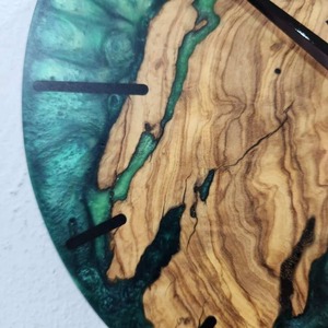Horloge murale en bois et résine faite à la main, très demandée, style moderne, en époxy, pour salon, chambre, bureau, disponible à la vente - Product Image 2