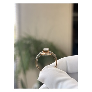 Anillo de compromiso moderno con diamante de laboratorio de corte esmeralda de 1.45 ct y halo con engaste de baguette de orientación este-oeste para mujer - Product Image 5