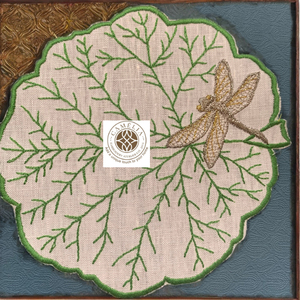 Serviette de cocktail en lin avec libellule dorée et branches vertes délicates, apportant un léger charme botanique à la table. - Product Image 4