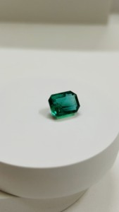 มรกตสีเขียวธรรมชาติทรงเหลี่ยมเจียระไน 3.60 กะรัต พลอยหลวมจากแซมเบีย รับรองโดย IGI คุณภาพเกรด AAA+ สำหรับทำเครื่องประดับ - Product Image 3