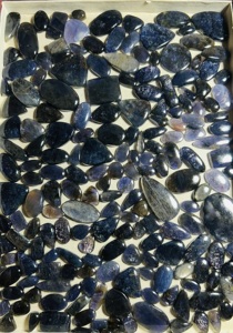 Grossiste Trimurti Gems – Iolite Naturelle Cabochon, Pierre Précieuse en Vrac, Cristal Bleu Violet de Haute Qualité, Formes Mixtes, Taille Personnalisée pour Bijoux - Product Image 2