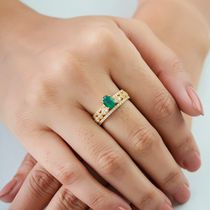 แหวนแต่งงานดีไซน์ทันสมัยใหม่ ทำด้วยมือจากทองคำขาว 18K ประดับมรกตและเพชร สำหรับงานปาร์ตี้และงานแต่งงาน  จำหน่ายโดยผู้ผลิตเครื่องประดับเจ้าสาว - Product Image 4