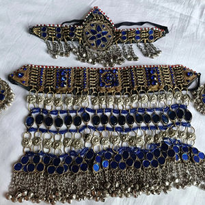 Parures de bijoux afghans style turquoise détaillées avec des franges de pièces de monnaie complexes et des plaques gravées de motifs tribaux pour les festivals ethniques d'été - Product Image 1