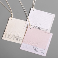 Étiquettes suspendues personnalisées en papier écologique certifié pour chaussures et sacs – Gaufrage à chaud imprimé, luxe minimaliste