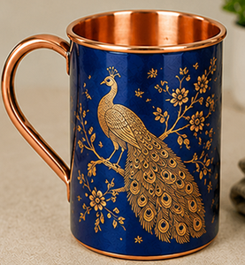 Mug à cocktail Moscow Mule en cuivre doré avec motif de paon imprimé, finition émail vert émeraude, luxe premium. - Product Image 3