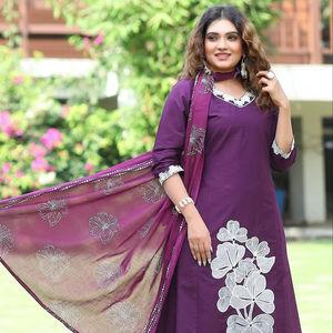 Conjunto de traje con estampado de alta calidad y acabado impecable, combinado con una elegante dupatta para mujeres y niñas. - Product Image 1