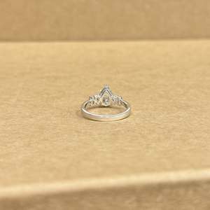 แหวนเพชรทรงลูกแพร์ทองคำขาว 18KT คลาสสิก เพชรเลี้ยงในห้องปฏิบัติการ LGD 1.50 กะรัต ดีไซน์เครื่องประดับหมั้นสมัยใหม่ - Product Image 3