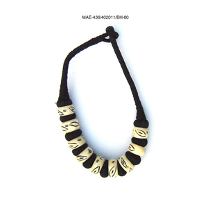 Collier ethnique perlé avec perles à motifs crème et noirs, bijoux unisexes en corde de chanvre pour femmes et hommes au meilleur prix de gros - Product Image 2