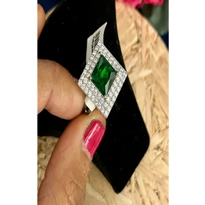 Anillo de cóctel con gema de corte esmeralda para mujer, chapado en plata, engaste pavé, joyería glamurosa para compromiso, piedra de nacimiento de mayo - Product Image 1