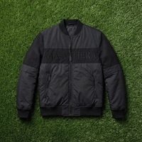 Blouson bomber zippé pour homme noir à col montant avec logo tonal en relief sur le devant, séchage rapide, respirant, style streetwear décontracté, OEM ODM Vente en gros