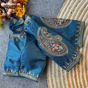 เสื้อผ้าไหมมิลานสำหรับใส่เป็นลำลอง ประดับด้วยด้ายหลากสีและเลื่อมที่คอเสื้อ ขอบเสื้อ และแขนเสื้อ  คอลเลคชั่นเสื้อผ้าจากซูรัต - Product Image 3