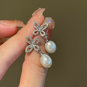 Boucles d'oreilles en pierre Hao incrustée de trèfle à quatre feuilles et de grosses perles de riz, design papillon, bijoux naturels - Product Image 3