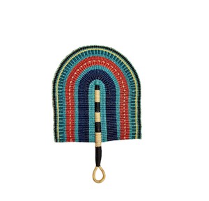 Éventail artisanal en jonc de mer tressé, motif ethnique, bleu sarcelle, bleu marine, rouge et jaune, pour rafraîchissement lors de mariages en plein air et rassemblements estivaux - Product Image 1
