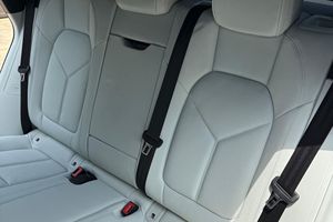 Auto Usado en Excelentes Condiciones, Bajo Kilometraje, Porsche Macan S SUV 2022, Listo para Enviar - Product Image 4