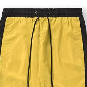 Pantalon de survêtement coupe-vent pour homme, vêtements de sport de haute qualité, construction légère et coupe athlétique confortable - Product Image 2