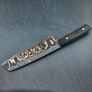 Cuchillo de cocina premium hecho a mano de cobre damasco con patrón decorativo y mango de madera de resina para uso culinario moderno. - Product Image 3