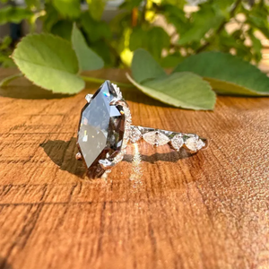 Anillo de compromiso de diamante negro talla marquesa cultivado en laboratorio con halo oculto y banda de diamantes inspirada en hojas en oro blanco - Product Image 2