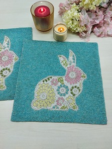 Set de table lapin perlé turquoise fait main en perles de rocaille, motif floral, pour Pâques et décoration de table de printemps - Product Image 1