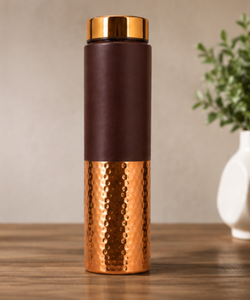 Botella de Agua de Cobre Martillado Hecha a Mano de Primera Calidad con Elegante Funda Marrón y Tapa Dorada, Botella para Beber de Cobre Puro Ayurvédico - Product Image 3