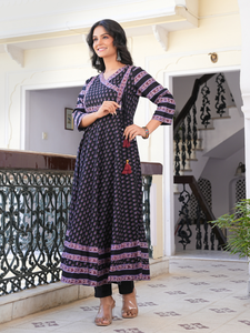 Kurta Anarkali Negra de Rayón con Estampado Floral para Mujer, con Cuello Angrakha y Mangas Tres Cuartos, Diseñada para Vestimenta Étnica Global - Product Image 3