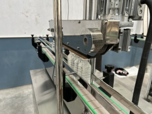 Machine d'étiquetage de bouteilles carrées à un seul côté - Product Image 4