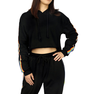 Sudadera Corta Negra para Mujer con Rayas de Arcoíris, Manga Larga, Tejida, Estilo Casual Otoñal - Product Image 4