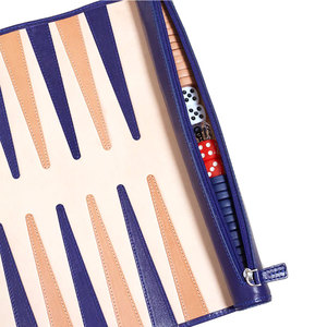 Tablero de backgammon de cuero con dados, juego portátil de viaje, estilo clásico, diseño azul y beige, dados en blanco y negro - Product Image 2