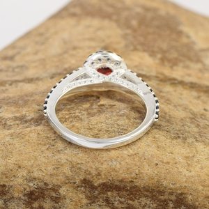 Nuevo Anillo Clásico de Plata de Ley 925 con Peridoto Verde y Diseño de Flor con Engaste Pavé, Anillo de Compromiso para Mujer - Product Image 3