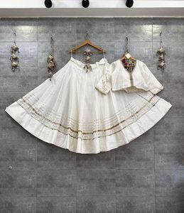 Conjunto de Chaniya Choli de Seda Romana Premium con Bordado Elaborado, Diseño Étnico para Navratri, Bodas y Fiestas - Product Image 1