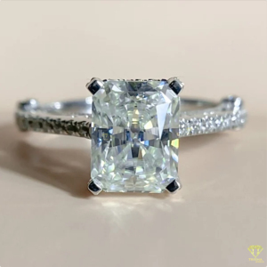 Anillo de compromiso de diamante cultivado en laboratorio con corte radiante premium en oro blanco, elegante joya de boda para ella. - Product Image 1