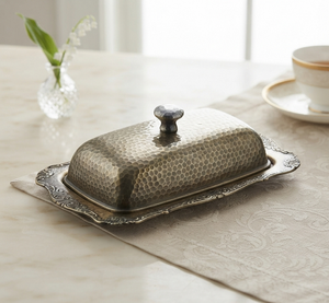 Beurrier rectangulaire martelé fait main avec couvercle, vaisselle vintage pour cuisine et fêtes - Product Image 1