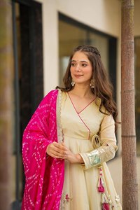 Conjunto de Salwar Kameez Blanco Bordado a Mano con Trabajo Gottapatti, Dupatta Rosa, Traje Tradicional Indio Pakistaní para Mujer, para Bodas y Fiestas - Product Image 4