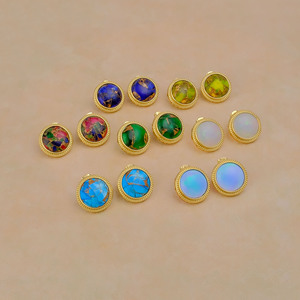 Boucles d'oreilles clous solitaires en opale éthiopienne ronde - Bijou artisanal tendance en opale de feu Welo - Cadeau original - Product Image 6