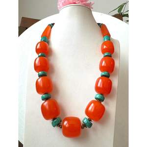 Collier en résine et bois perlé, motifs uniques - Product Image 5