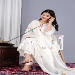 Elegante y Estilizado Conjunto de Kurta de Algodón con Estampados Florales Multicolor, Dupatta Ligero, Ropa Étnica para Bodas, Playa y Fiestas - Product Image 1