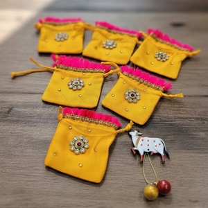 Sacs Potli en Soie Jaune Faits Main Exquis, Petites Pochettes à Cordon, Tissu en Soie de Haute Qualité, Style Floral Kundan, Travail de Pierres - Product Image 1