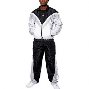Fabricant de vêtements Streetwear : Survêtement coupe-vent personnalisé avec accent rayé géométrique contrastant, veste en nylon premium et pantalon ample - Product Image 1